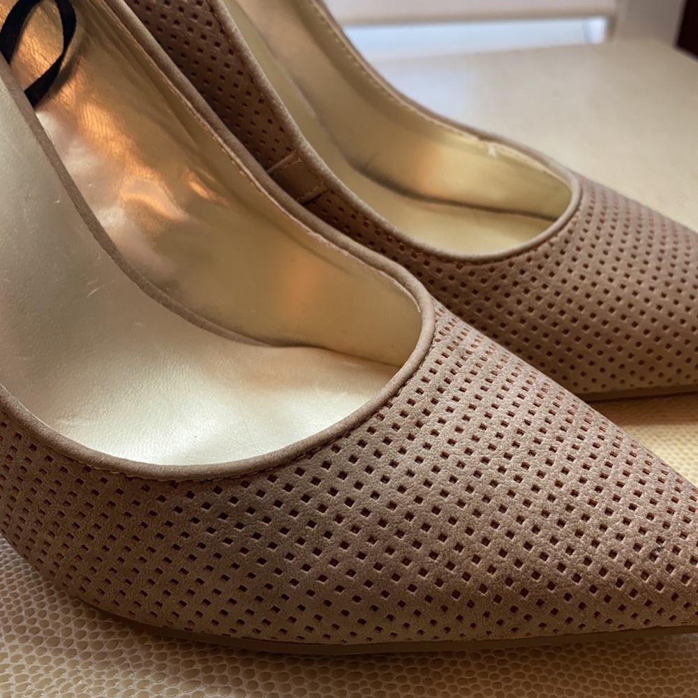 Guess Pumps - Picture 7 of 11